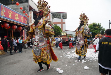 南投受鎮宮徒步巡香場面熱絡(圖)
