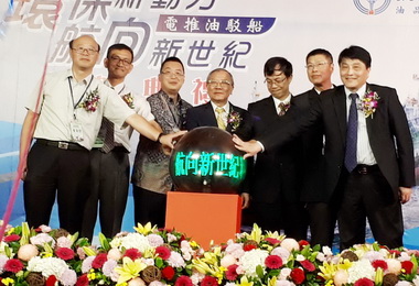 中油2艘大型店推油駁船高雄首航(圖)