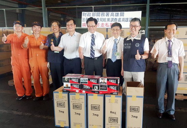 高雄關與調查局聯手緝獲走私香菸(圖)