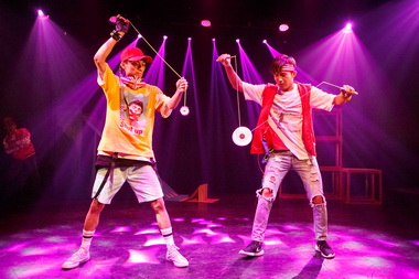 魔幻驚喜雜耍特技閃耀假日廣場(圖)