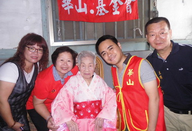 縣長夫人陪集集百歲人瑞過母親節(圖)