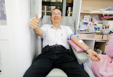 中油煉製事業部熱血員眷挽袖捐輸(圖)