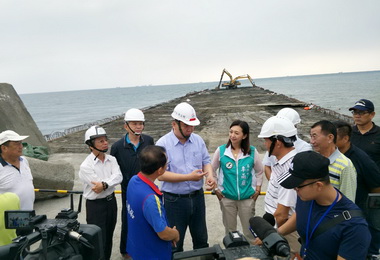 許立明視察中芸東防波堤延長工程(圖)