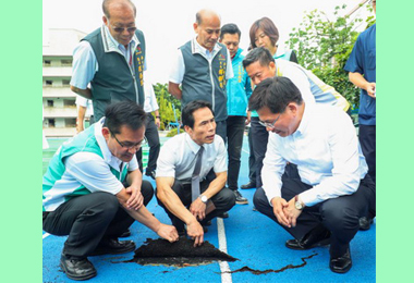 林佳龍視察東興國小跑道(圖)