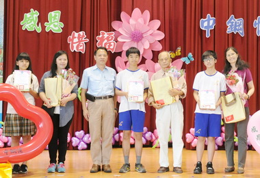 慶母親節中鋼表揚孝親楷模暨績優獎學金頒獎(圖)