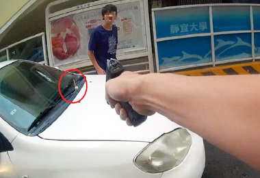 毒蟲遇警攔檢逃逸吸食器卡住成鐵證(圖)