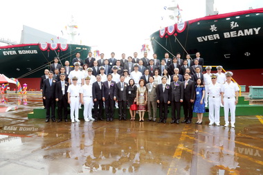 台船兩艘全貨櫃輪聯合命名(圖)