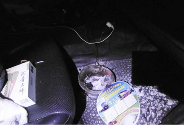 男子車內燒炭輕生警及時發現救命(圖)