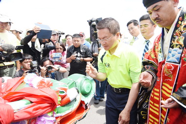 鹿港龍舟開光點睛為龍舟賽拉開序幕(圖)