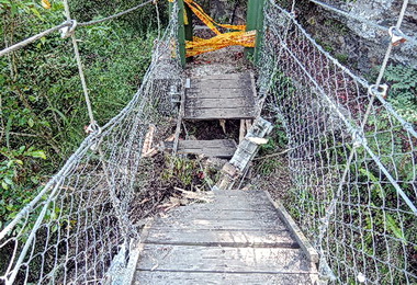雲龍吊橋遭落石擊毀即日起封橋修復(圖)