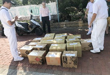 高雄關查獲民眾違法向小三通旅客搜集中國菇(圖)