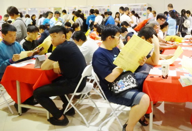 勞工局辦大型徵才吸引近3000民眾參與(圖)