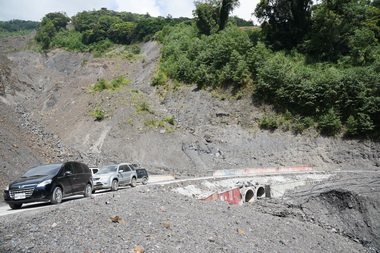 縣府創意工法修復力行產業道路(圖)