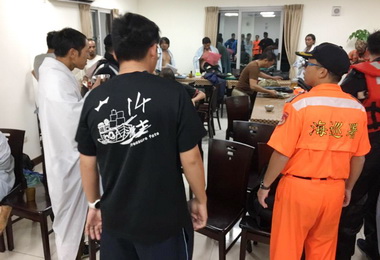 外籍油輪流錨擱淺海巡冒風雨搶救(圖)