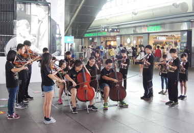 北市菁桐國小弦樂團高鐵台中站快閃獻藝(圖)
