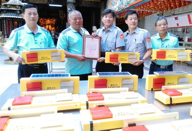 大里福興宮捐爆閃燈盼減少車禍事故(圖)