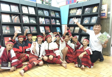 益品書屋首至仁愛鄉辦書展(圖)