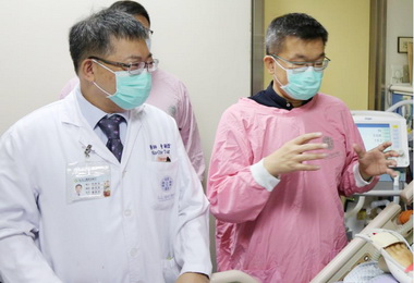 蔡其昌探視傘兵秦良丰(圖)