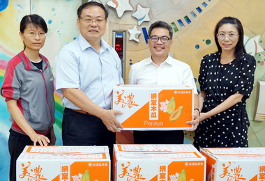 中油大林煉油廠買木瓜贈弱勢愛心不落人後(圖)