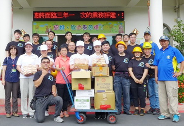 訓就中心師生到育幼院獻愛心(圖)