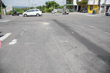 草屯登輝路路面毀損林明溱：重鋪柏油改善(圖)