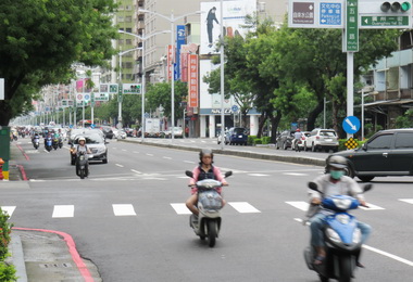 右轉車提前駛入慢車道路口安全又順暢(圖)