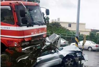 台中龍井交流道發生追撞車禍(圖)