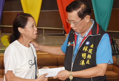 落實福利政策林明溱發假牙補助與救助金(圖)