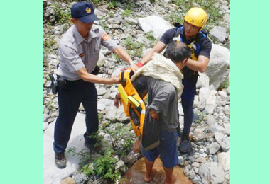 戲水意外頻傳警：遠離危險區域(圖)