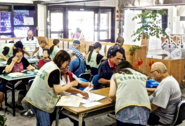 中市住宅補貼受理首日現人潮(圖)