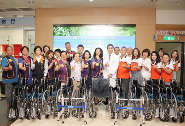 企業聯合捐贈行動輔具愛心廣被(圖)
