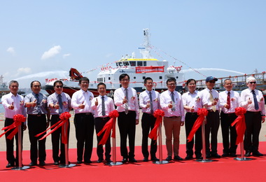 雙港攜手首艘國產風電運維船啟用(圖)