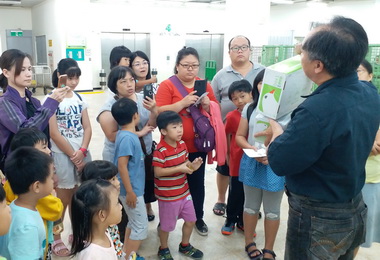 親子共學團參訪高雄郵件處理中心(圖)