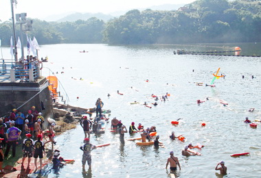 苗縣明德水庫環湖長泳1200人挑戰(圖)