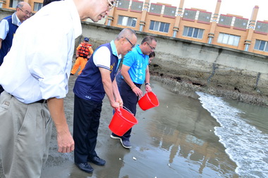 佛教基金會淨港  放流紅衫魚苗(圖)