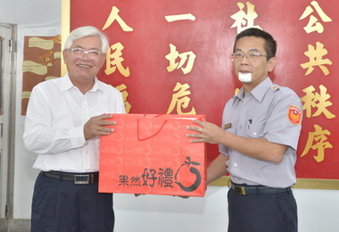 李進勇慰問因公受傷所長激勵士氣(圖)