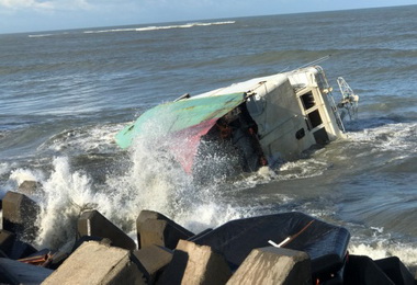 嘉明2號受西南湧浪衝擊斷裂無油污外洩(圖)