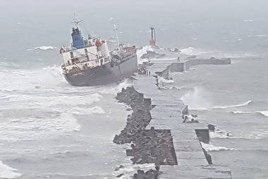 低氣壓強風吹襲高雄港多艘船隻擱淺(圖)