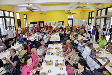 陳建仁視察若瑟失智共照中心伴長者共餐(圖)