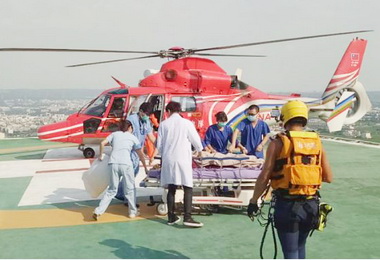 空勤載送英籍女舞者即時治療(圖)