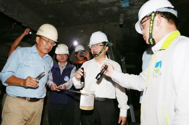 遏止登革熱李孟諺稽查工地登革熱防治情形(圖)