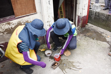 魏明谷巡視登革熱防疫情形盼民眾注意防疫(圖)