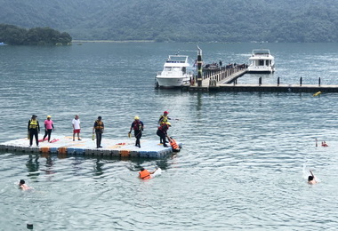 為萬人泳渡做準備日月潭辦救生演練(圖)