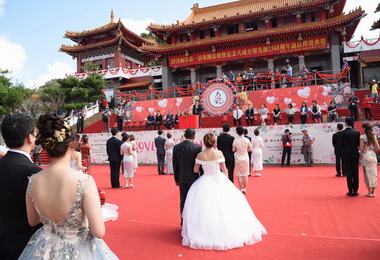 兩岸婚禮情定日月潭20對新人步紅毯(圖)