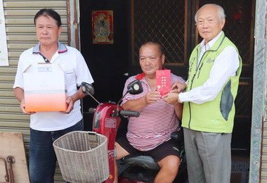 台塑關懷低收入戶贈禮金過好節(圖)