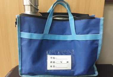 學生掉餐袋意外傳出感人故事(圖)