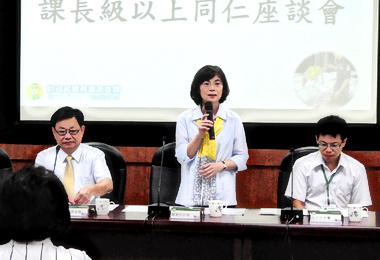 關務署長謝鈴媛視察高雄關通關業務(圖)