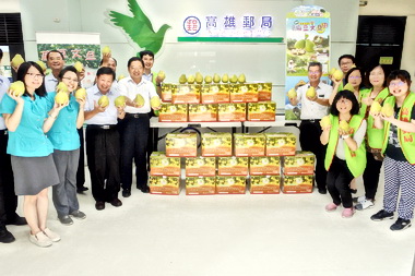 高雄郵局團購柚子助柚農(圖)