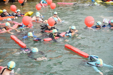 2萬人日月潭泳渡場面壯觀(圖)