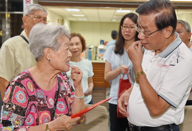 林明溱發放假牙補助提升老人健康(圖)